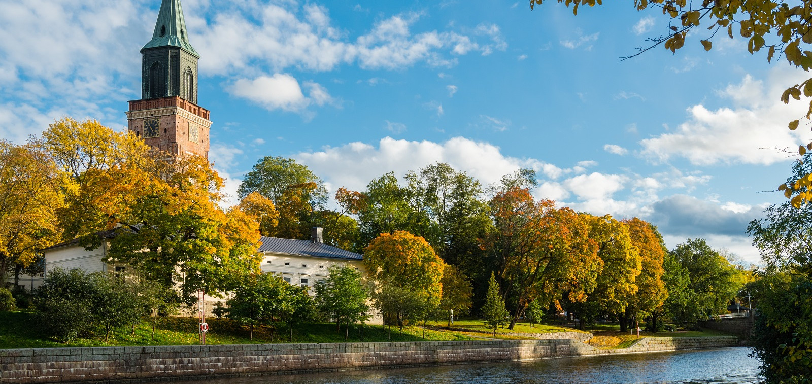 Thành phố Turku bên cạnh dòng sông Aura